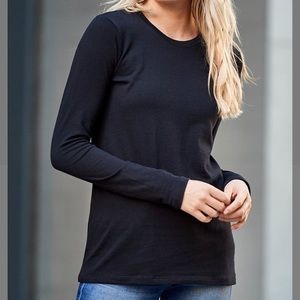 95% black cotton crew neck top.